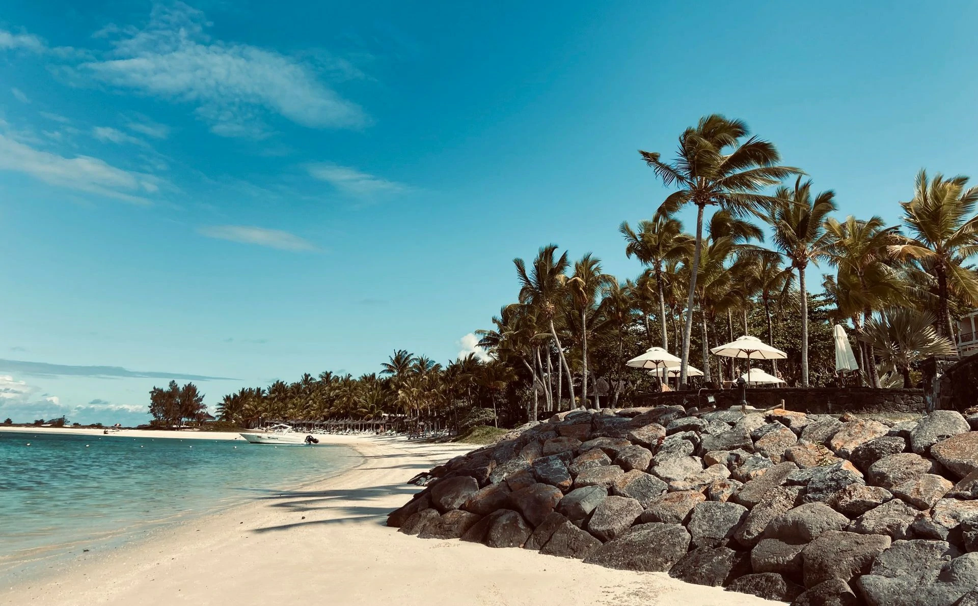 Plage et parasol île maurice